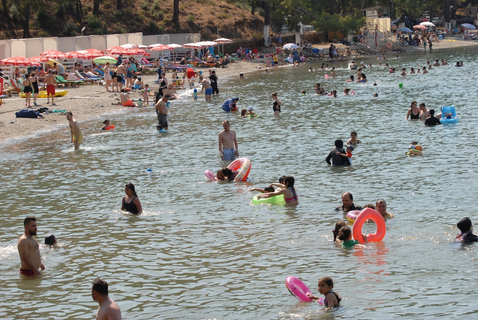 Okulun işlettiği mavi bayraklı plaj tatilcileri ağırlıyor