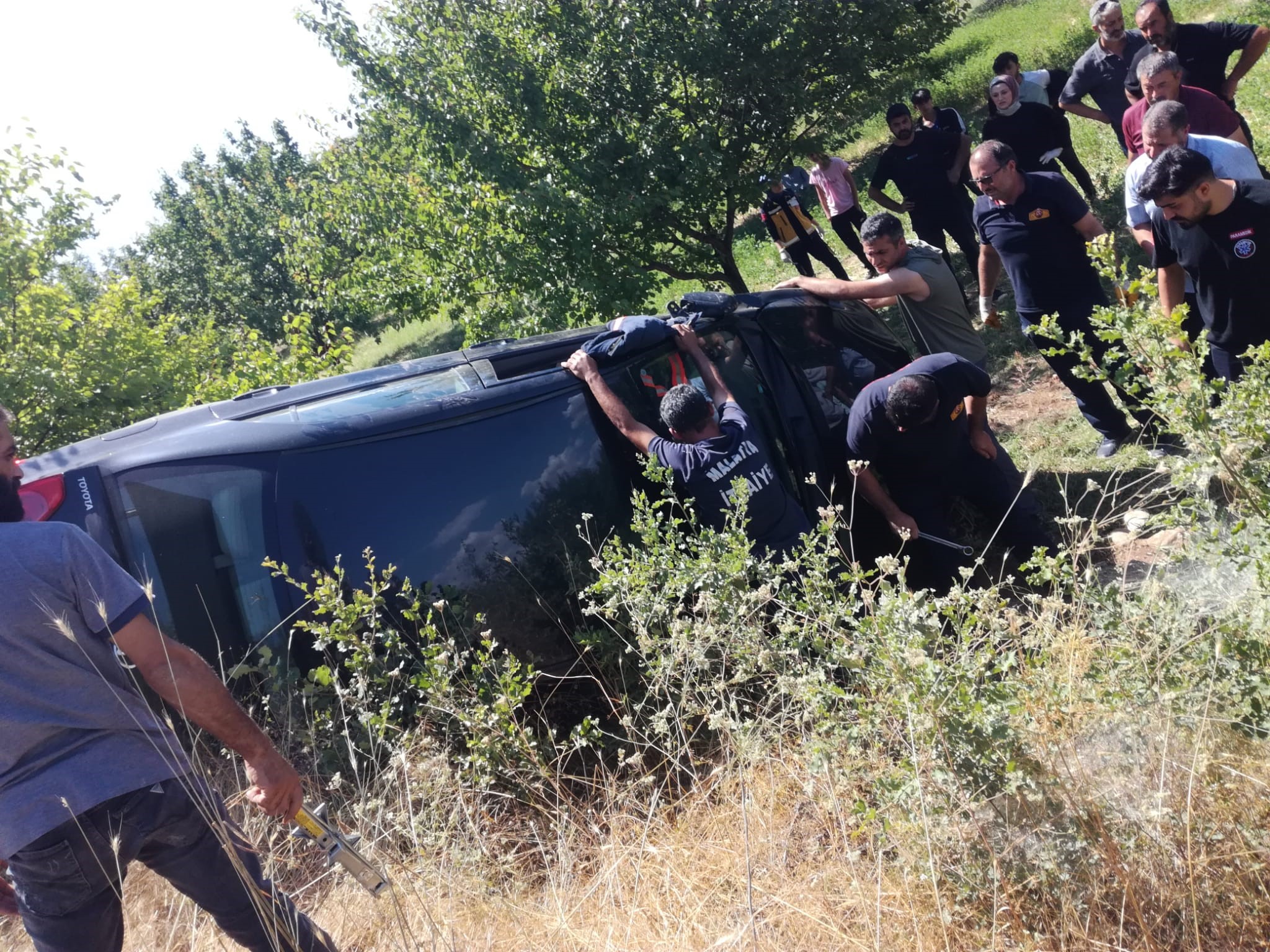 Araç kontrolden çıkarak devrildi: Sürücü yaralandı