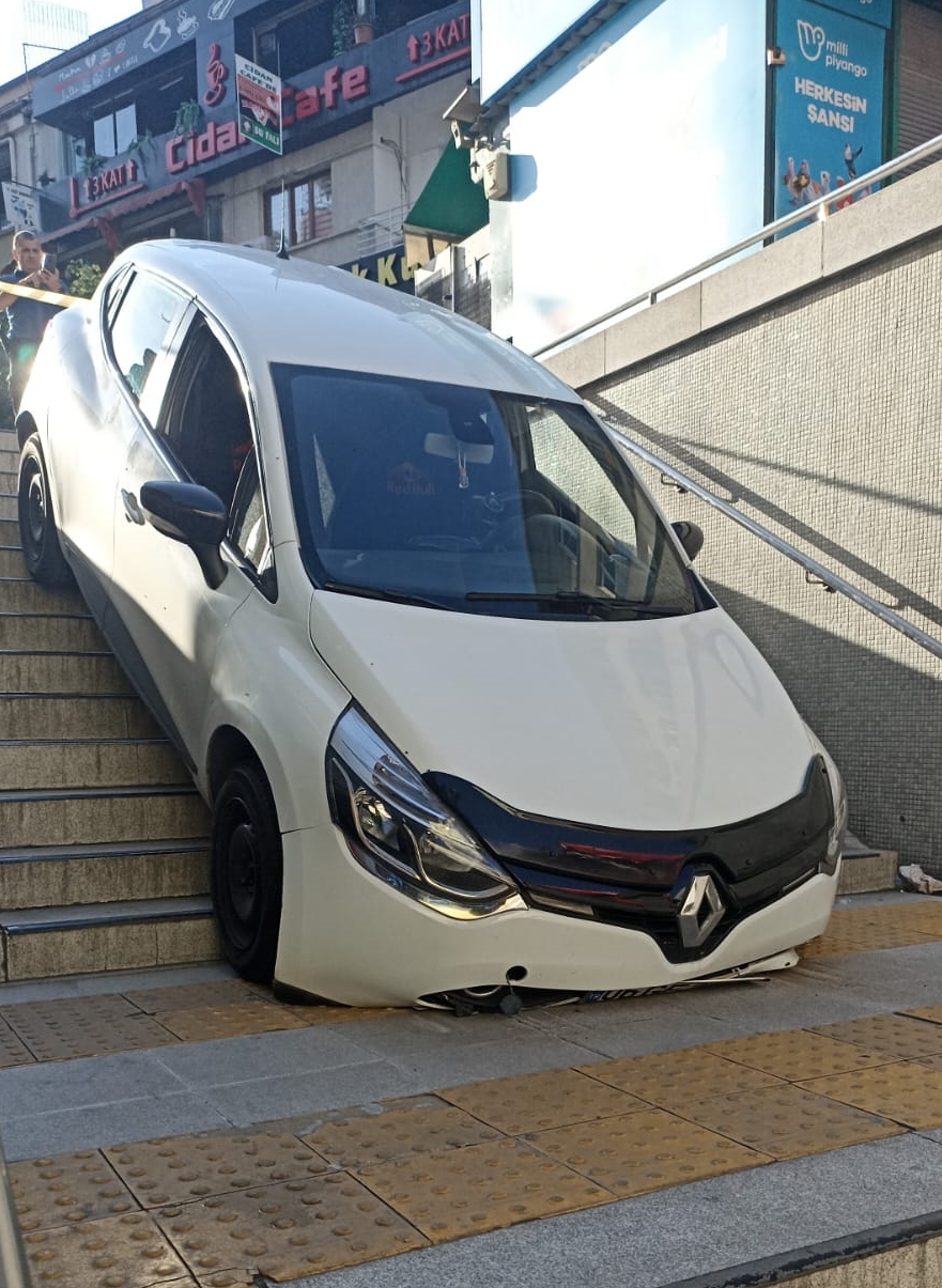 Ankara'da otomobil metro girişine düştü