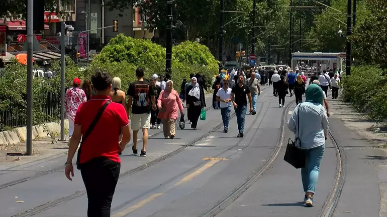 Tramvay arızalanınca yolcular 'tabanvay' ilerledi