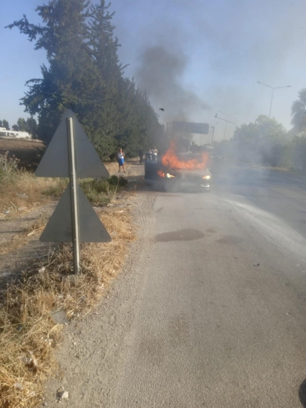 Seyir halindeki otomobil alev alev yandı