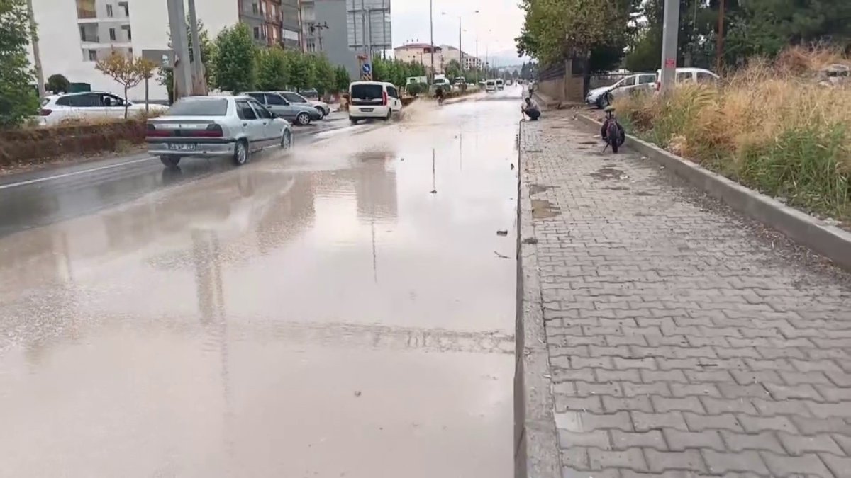 Adana'da sağanak yağış hayatı felç etti