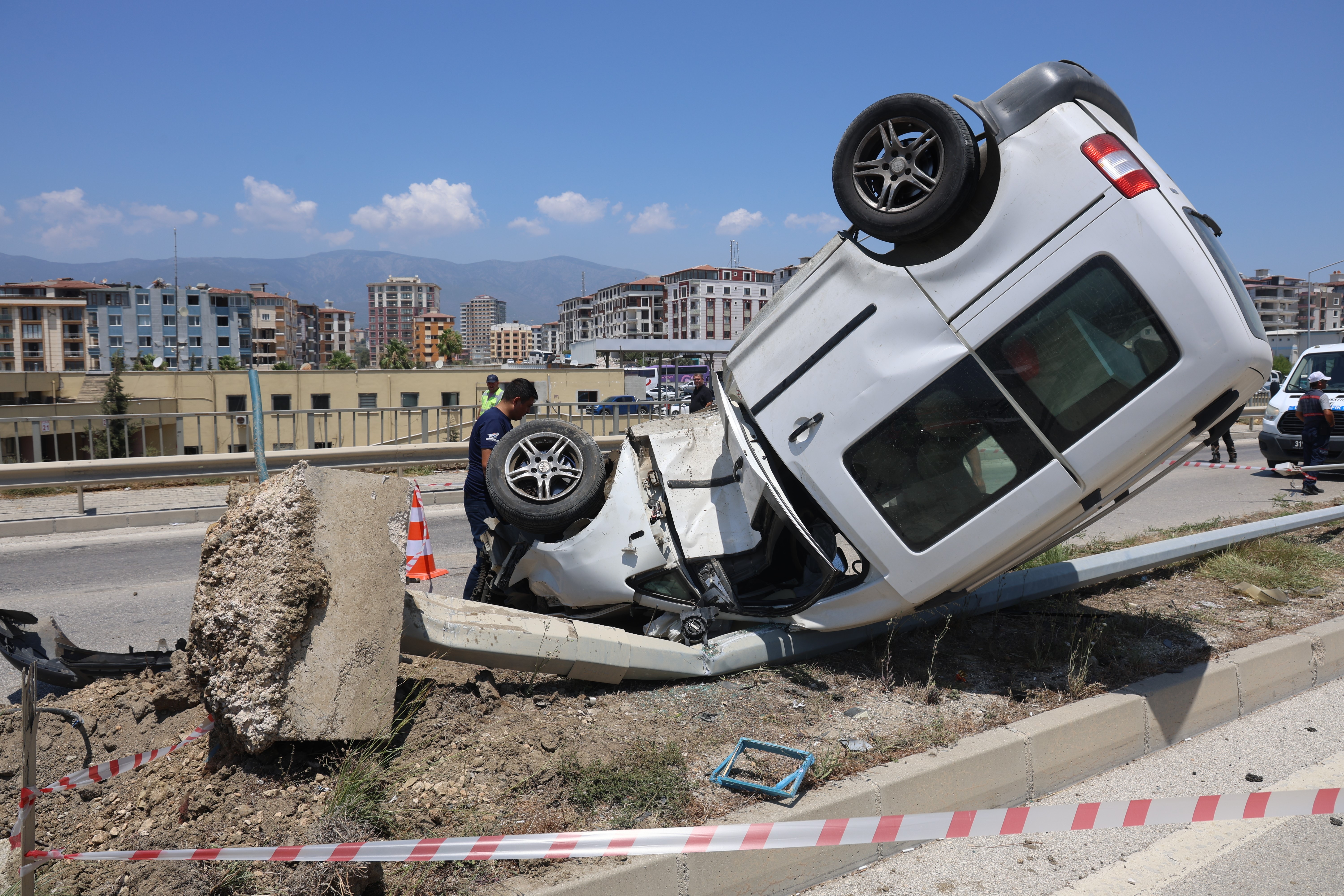 Hatay'da aydınlatma direğine çarpan araç ters döndü