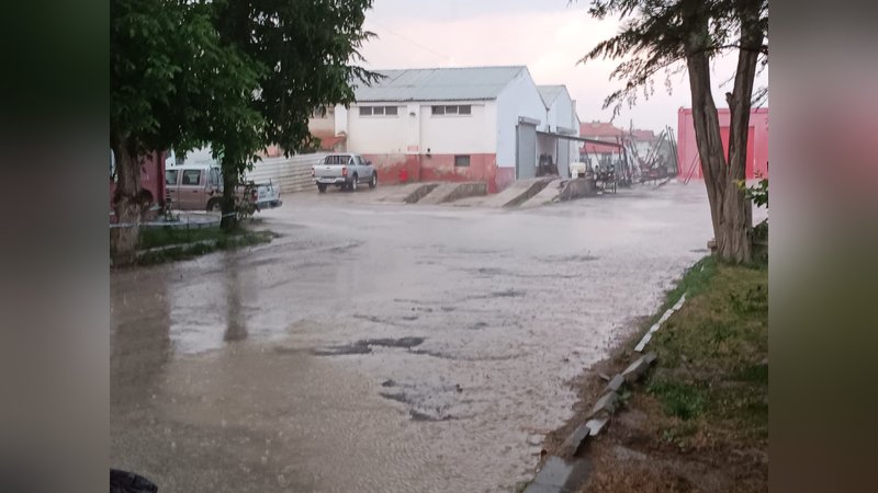 Şuhut’ta sağanak hayatı felç etti