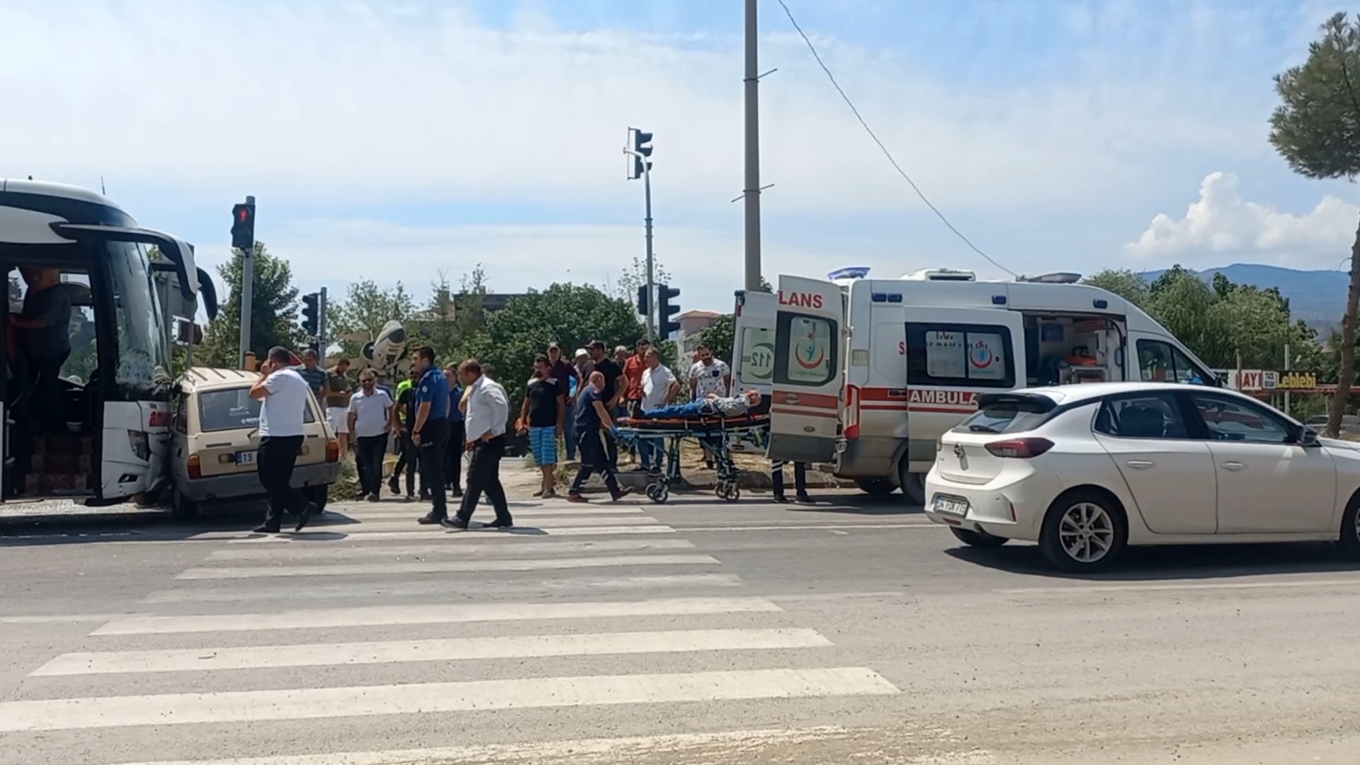 Osmancık’ta yolcu otobüsü ile otomobil çarpıştı