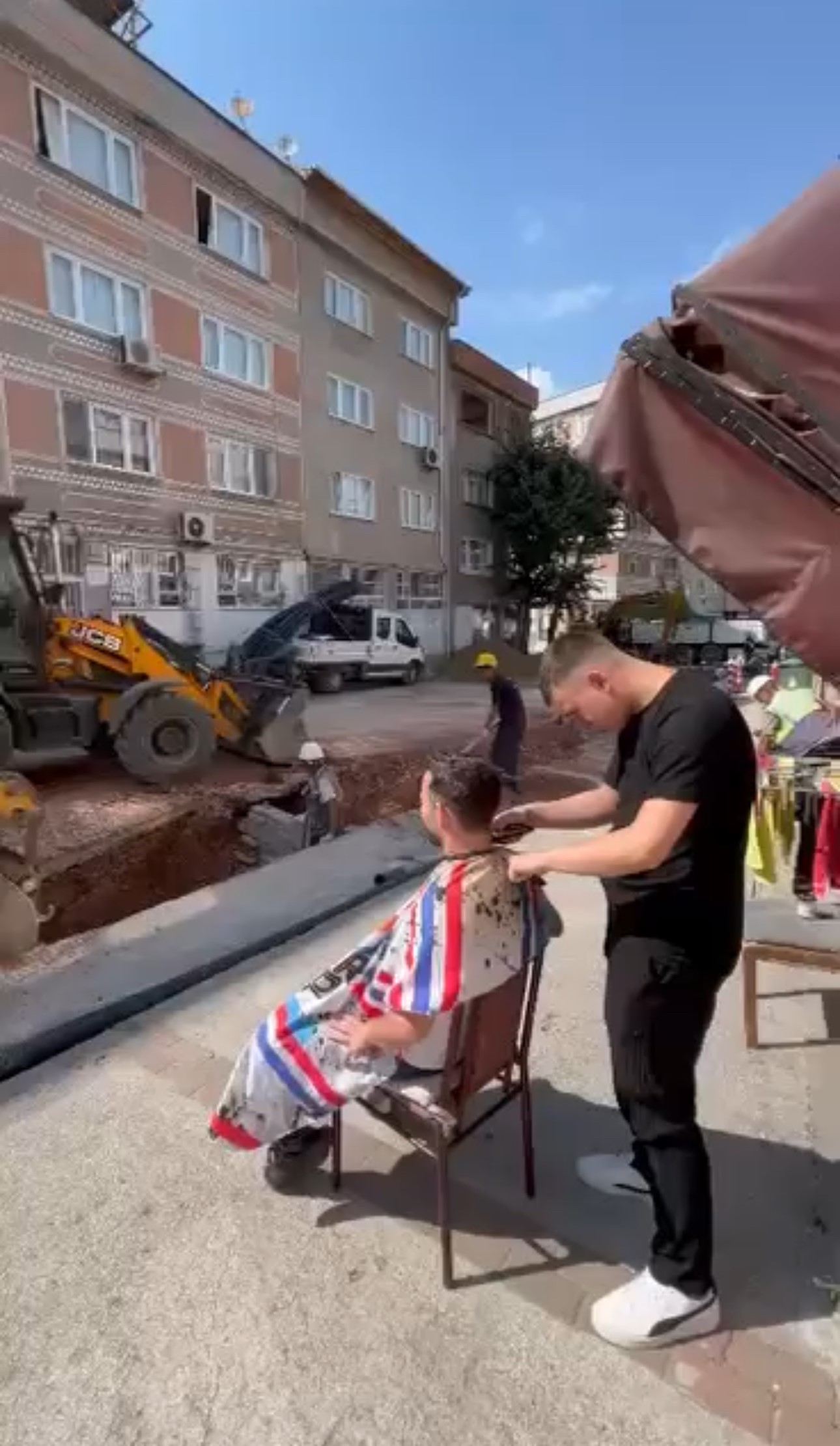 Şaşkın bakışlar arasında tıraş olurken yol yapım çalışmasını seyretti