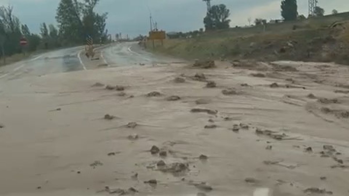 Tokat'ta sağanak yağış hayatı felç etti