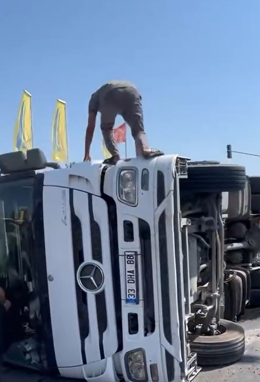 Mersin'de muz yüklü tır devrildi