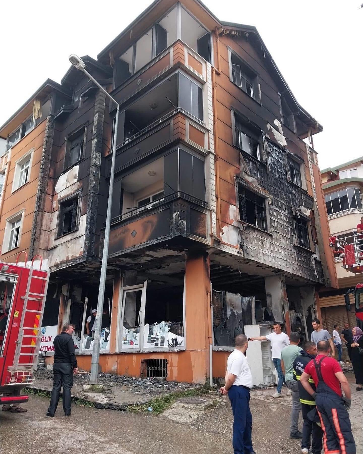 Ordu'da çamaşır makinesi patladı! 3 katlı bina alev aldı