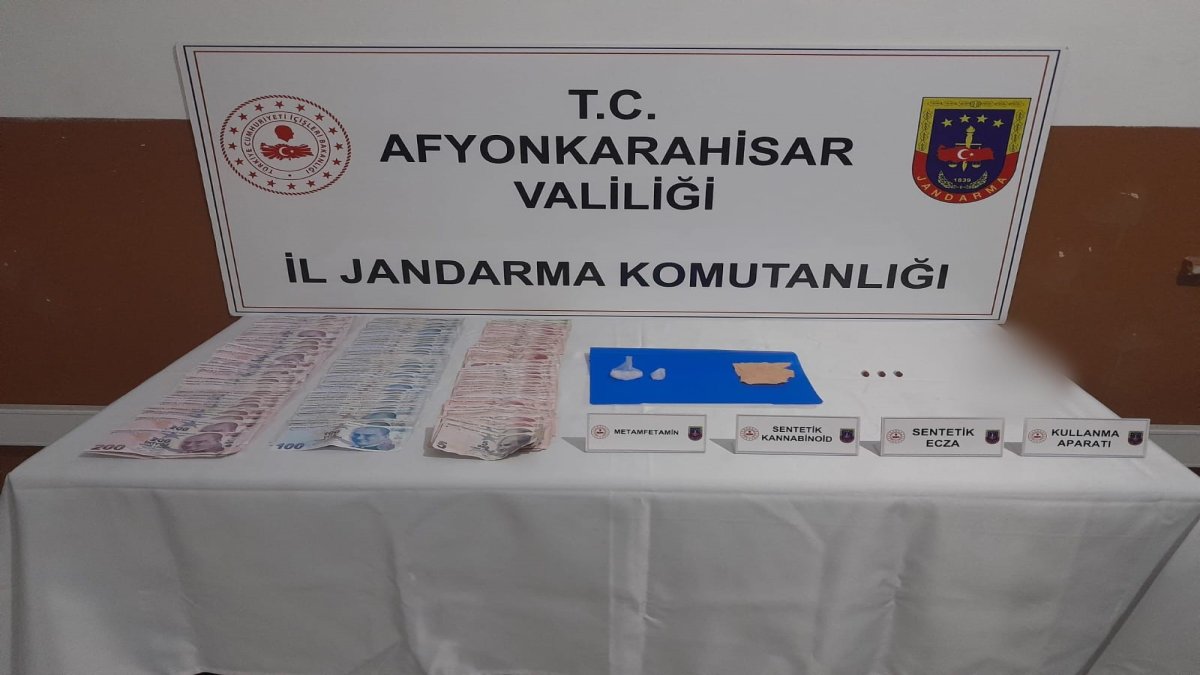 Antalya’dan Afyonkarahisar’a uyuşturucu taşıyan 3 zehir taciri yakalandı