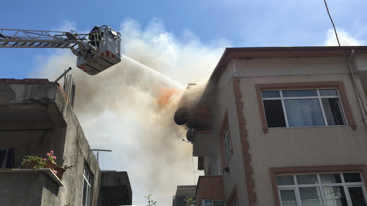 Çatıda yangın çıktı: Herkes sokağa döküldü