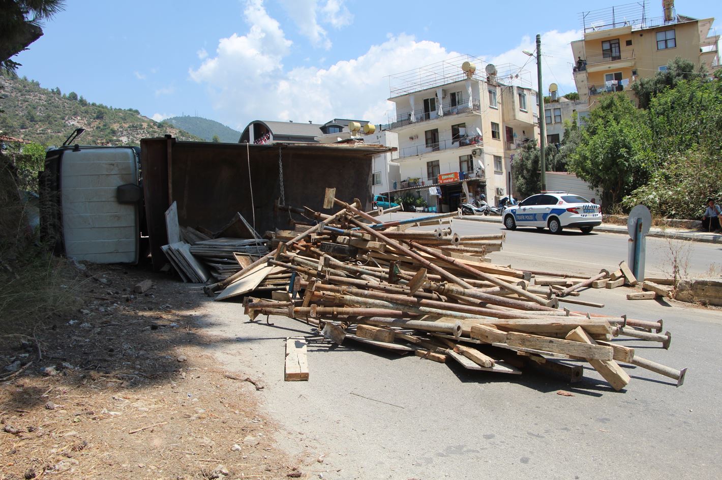 Antalya'da freni boşalan kamyon devrildi