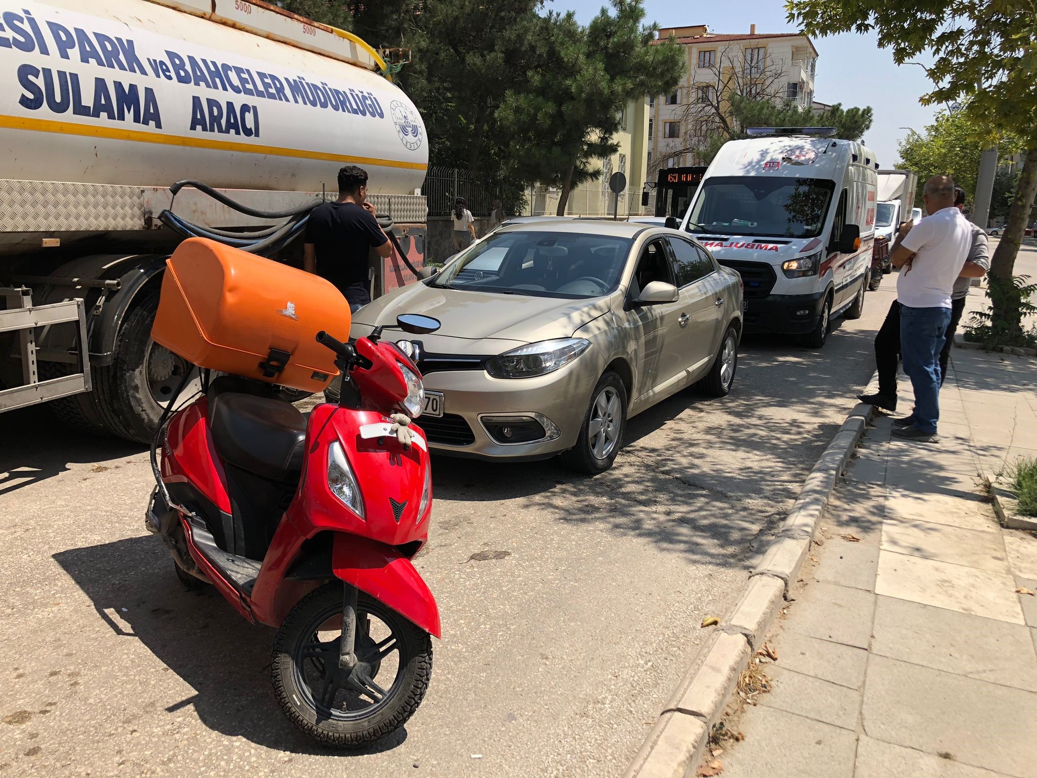 Motosiklet ile otomobil çarpıştı! Arada kalan kadın ağır yaralandı