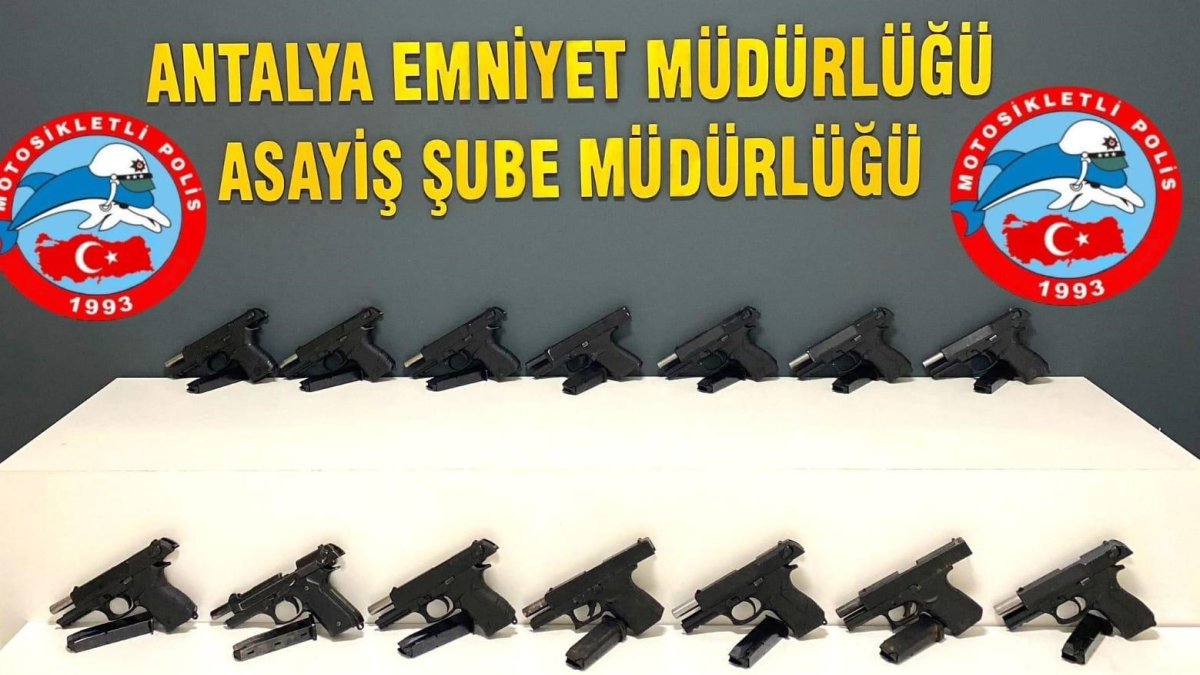 Yol uygulamasında 14 ruhsatsız tabanca ele geçirildi