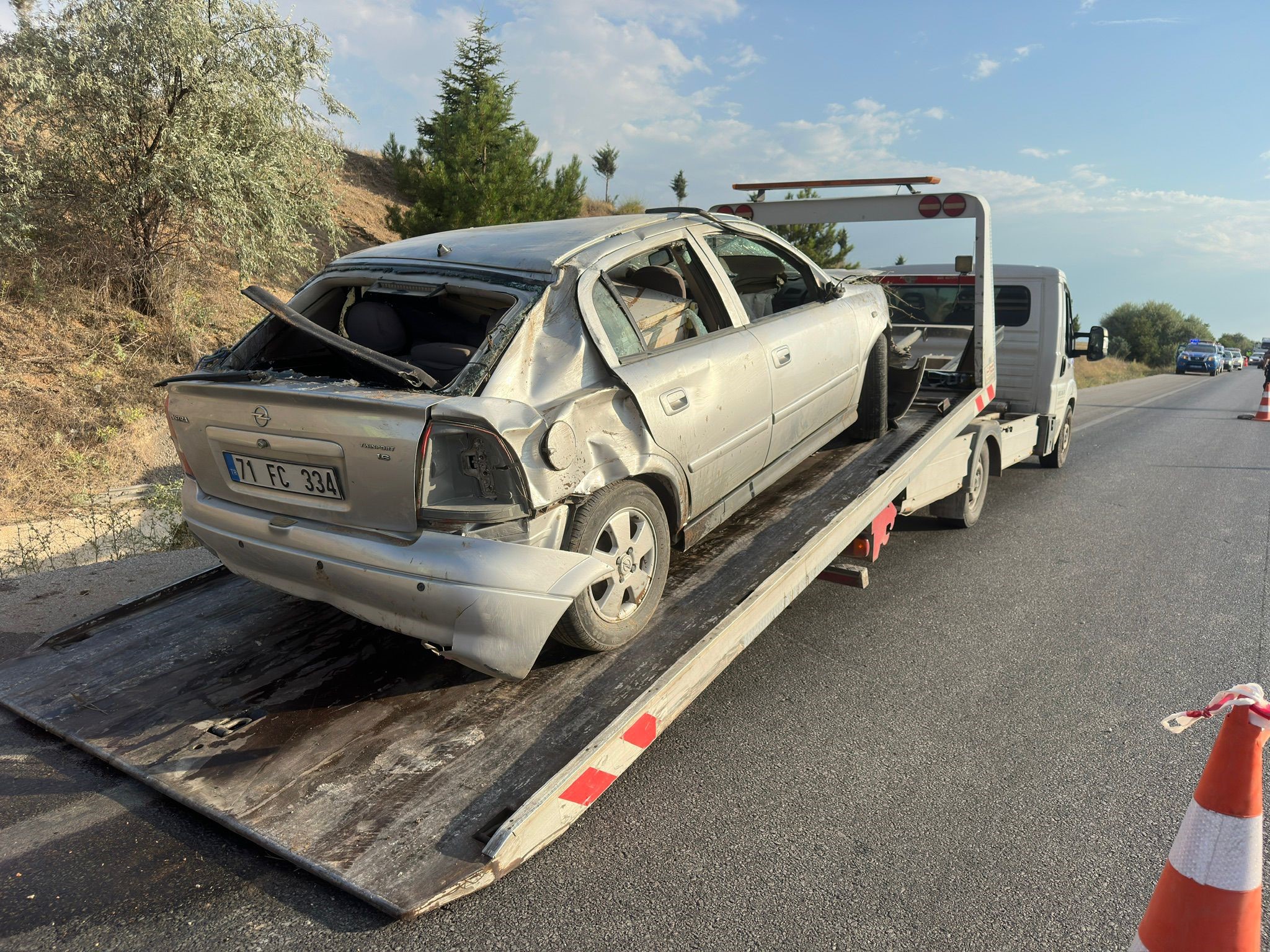 Takla atıp refüje devrilen otomobilde 2 kişi yaralandı