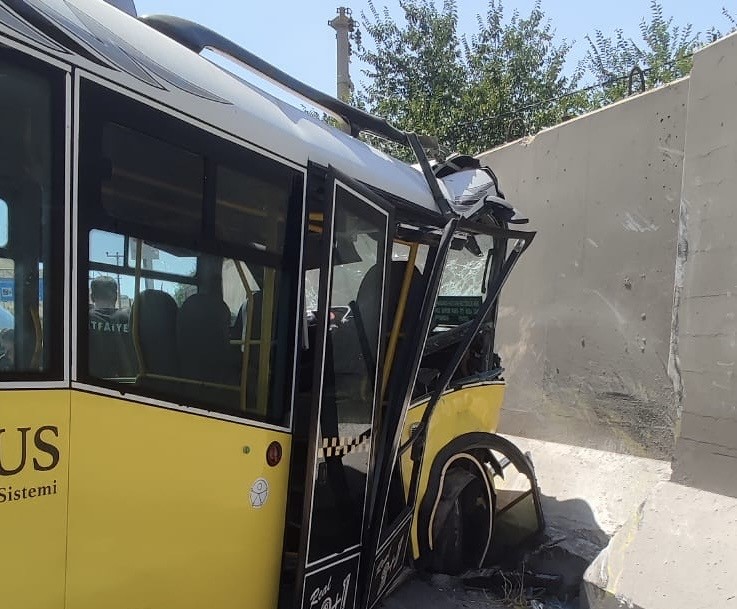 Minibüs duvara çarptı: 1 yaralı