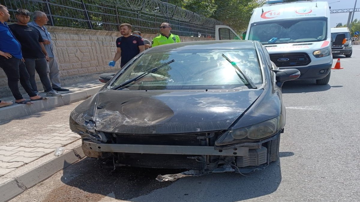 Adıyaman'da iki otomobil birbirine girdi:2 kişi yaralandı