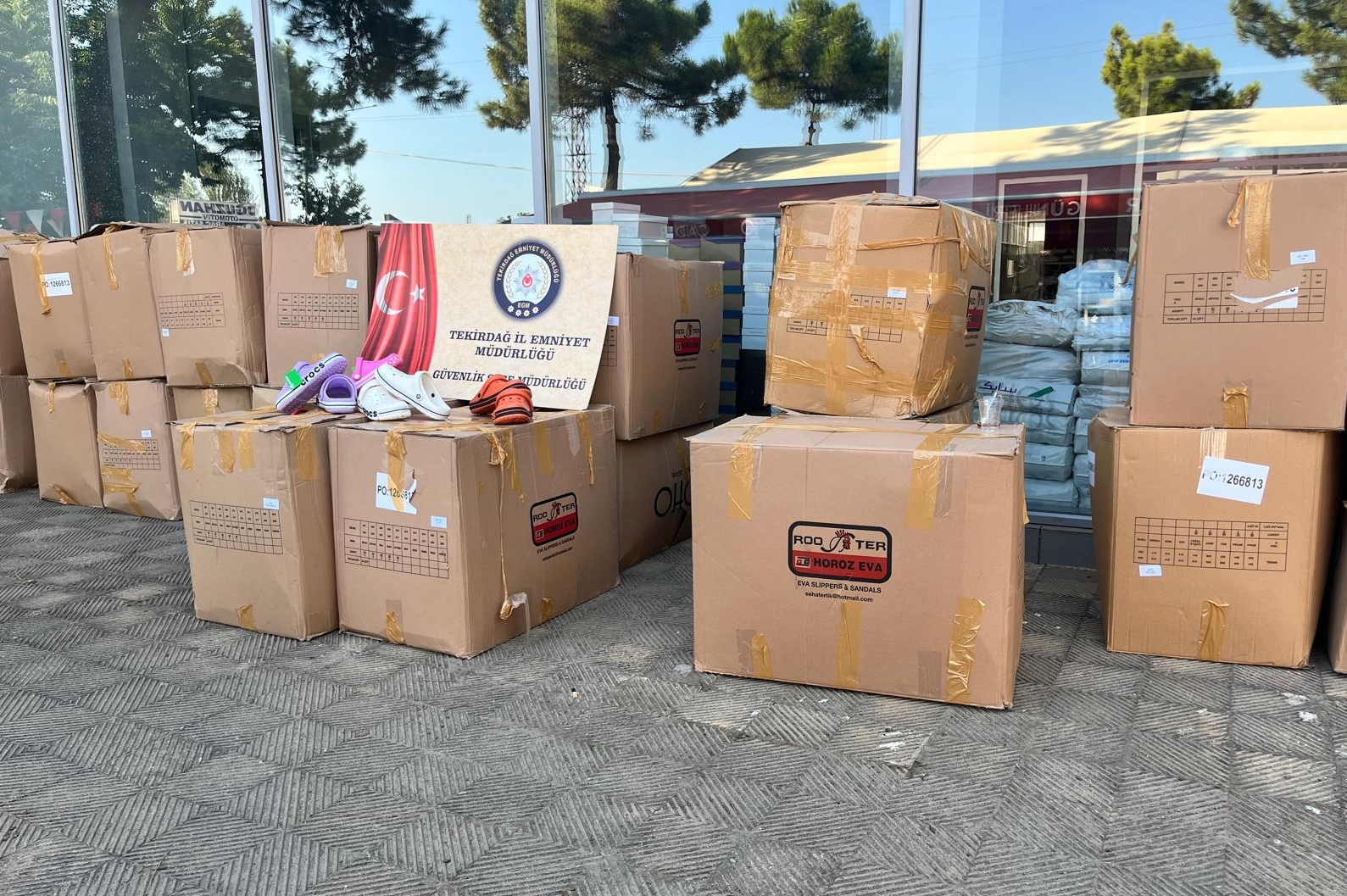 Tekirdağ'da operasyon: 1382 taklit terlik ele geçirildi