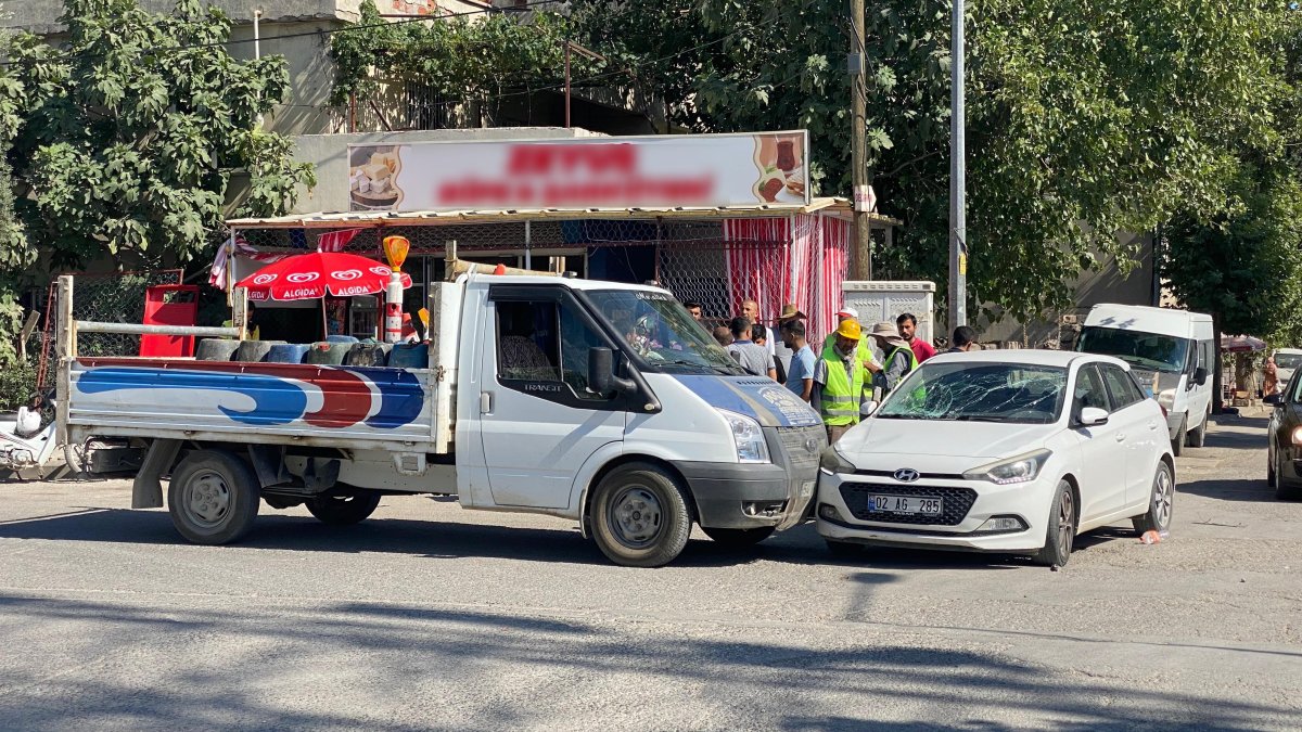 Adıyaman'da kamyonet kasasından uçan 2 kişi yaralandı