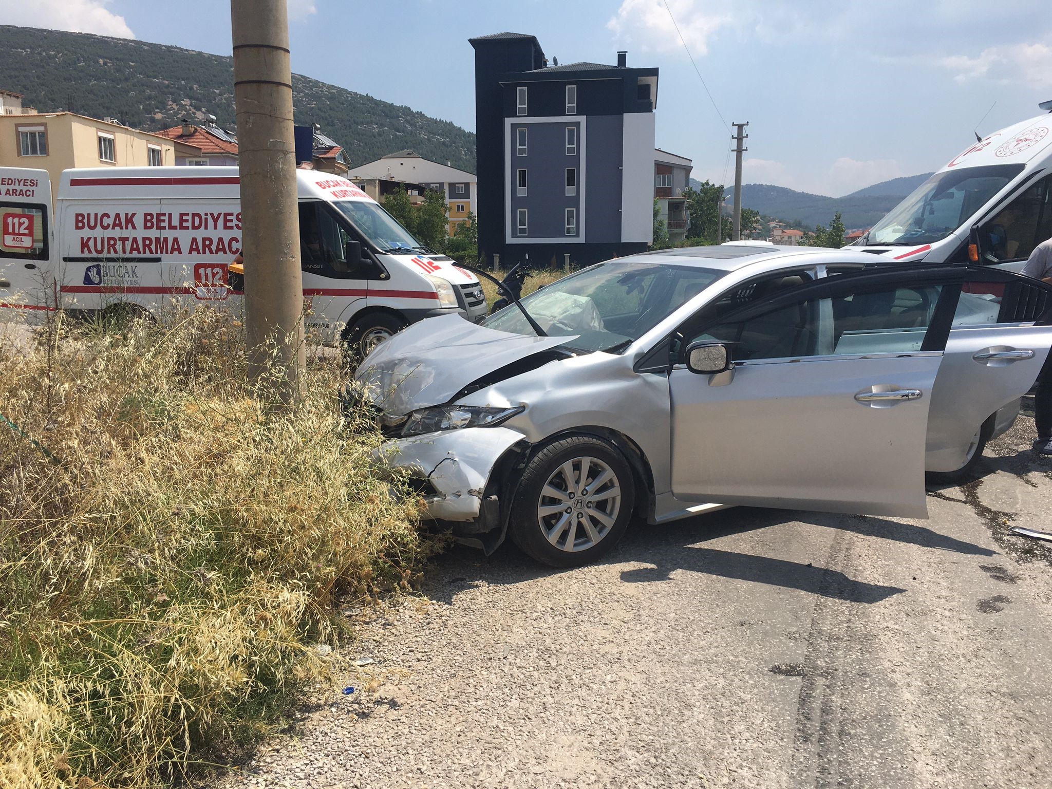 Burdur'da iki otomobil çarpıştı: 3 yaralı