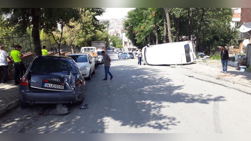 Bağcılar'da 3 araca çarparak devrilen minibüsteki 3 kişi yaralandı