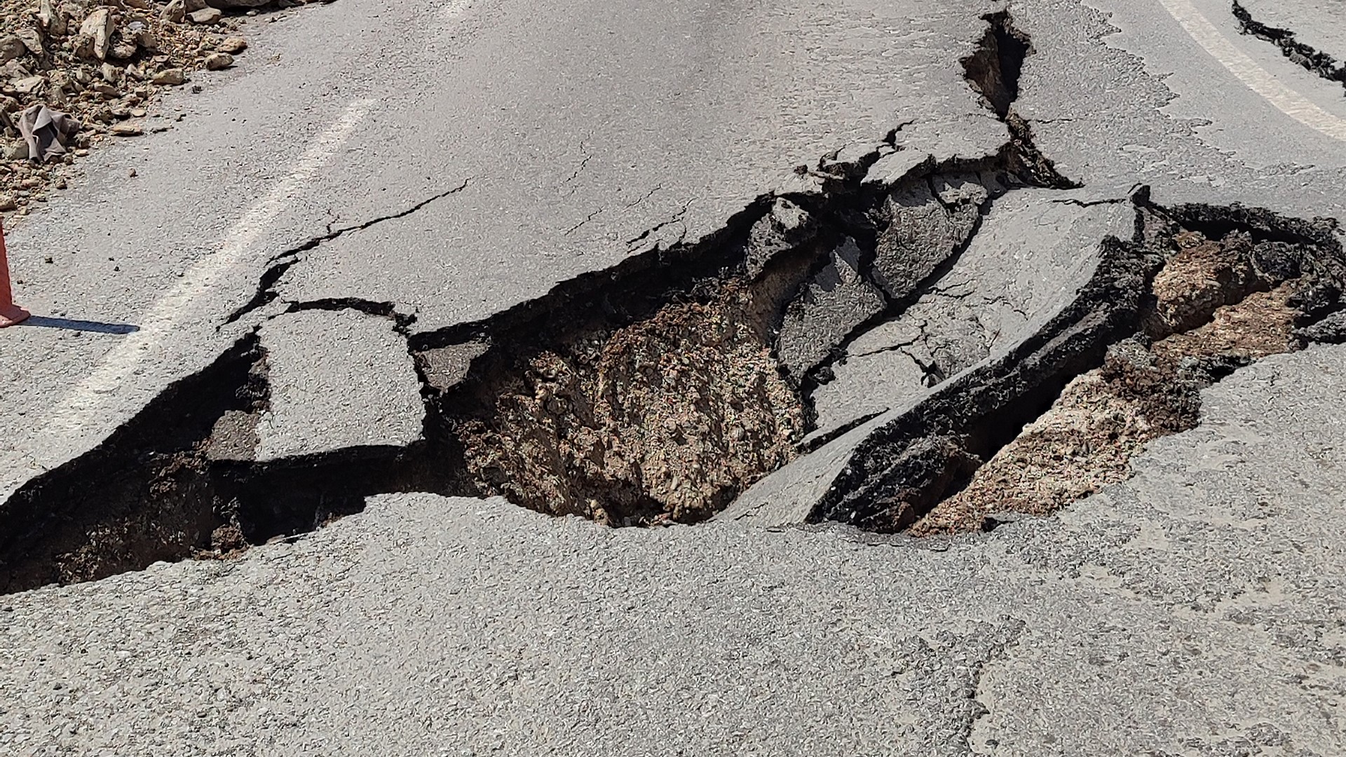 Kastamonu İnebolu'da yol çöktü