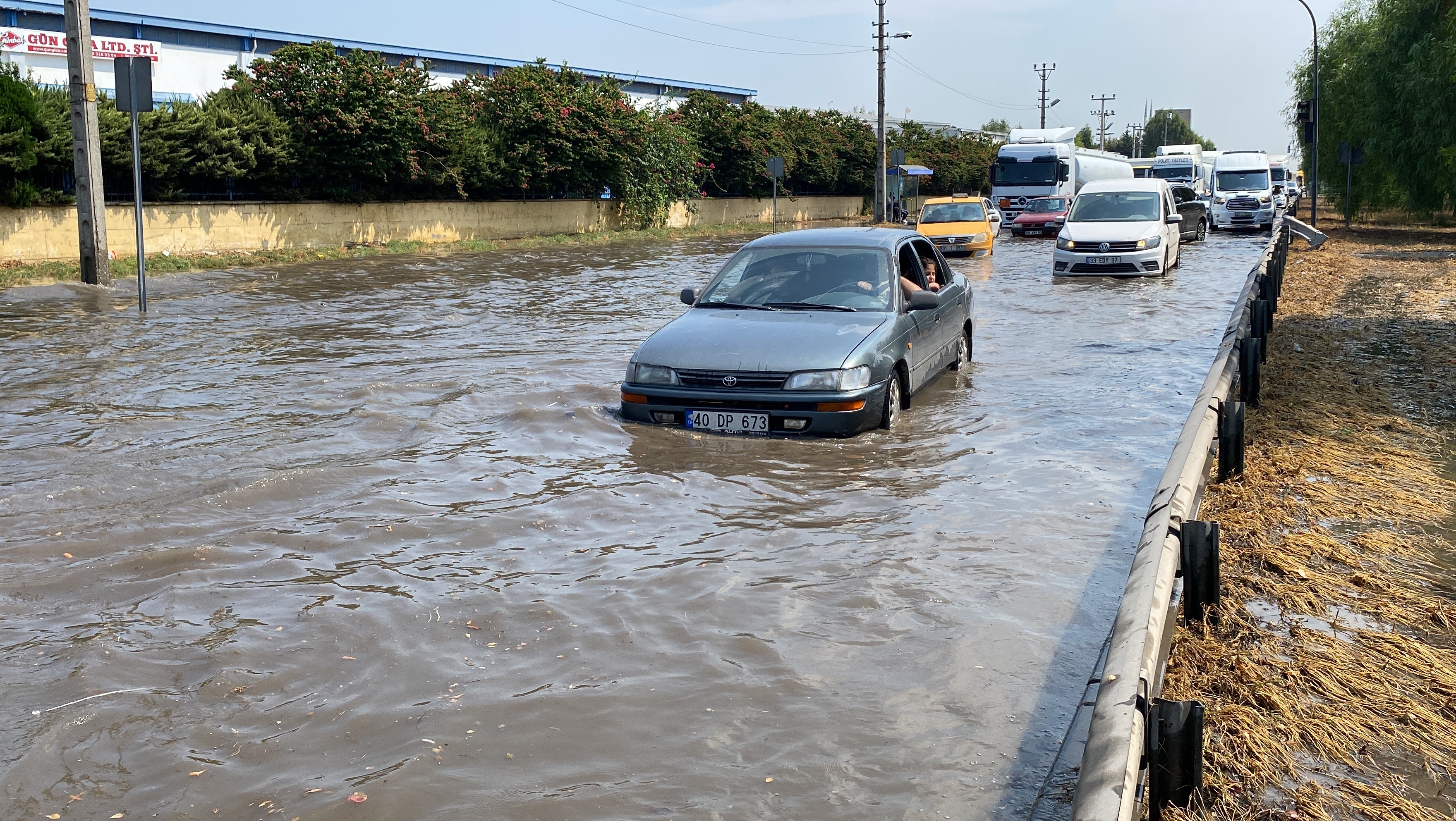 Mersin’deki sağanak araç trafiğini de olumsuz etkiledi