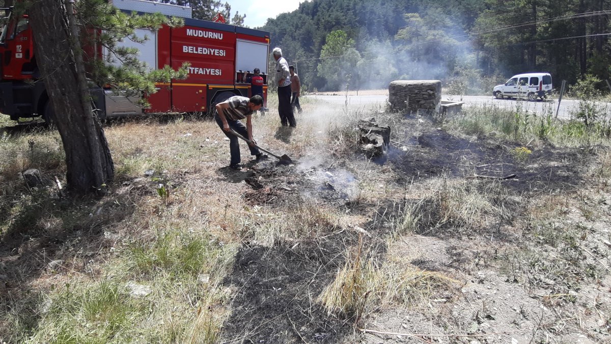 Yol kenarına atılan sigara az kalsın faciaya neden oluyordu