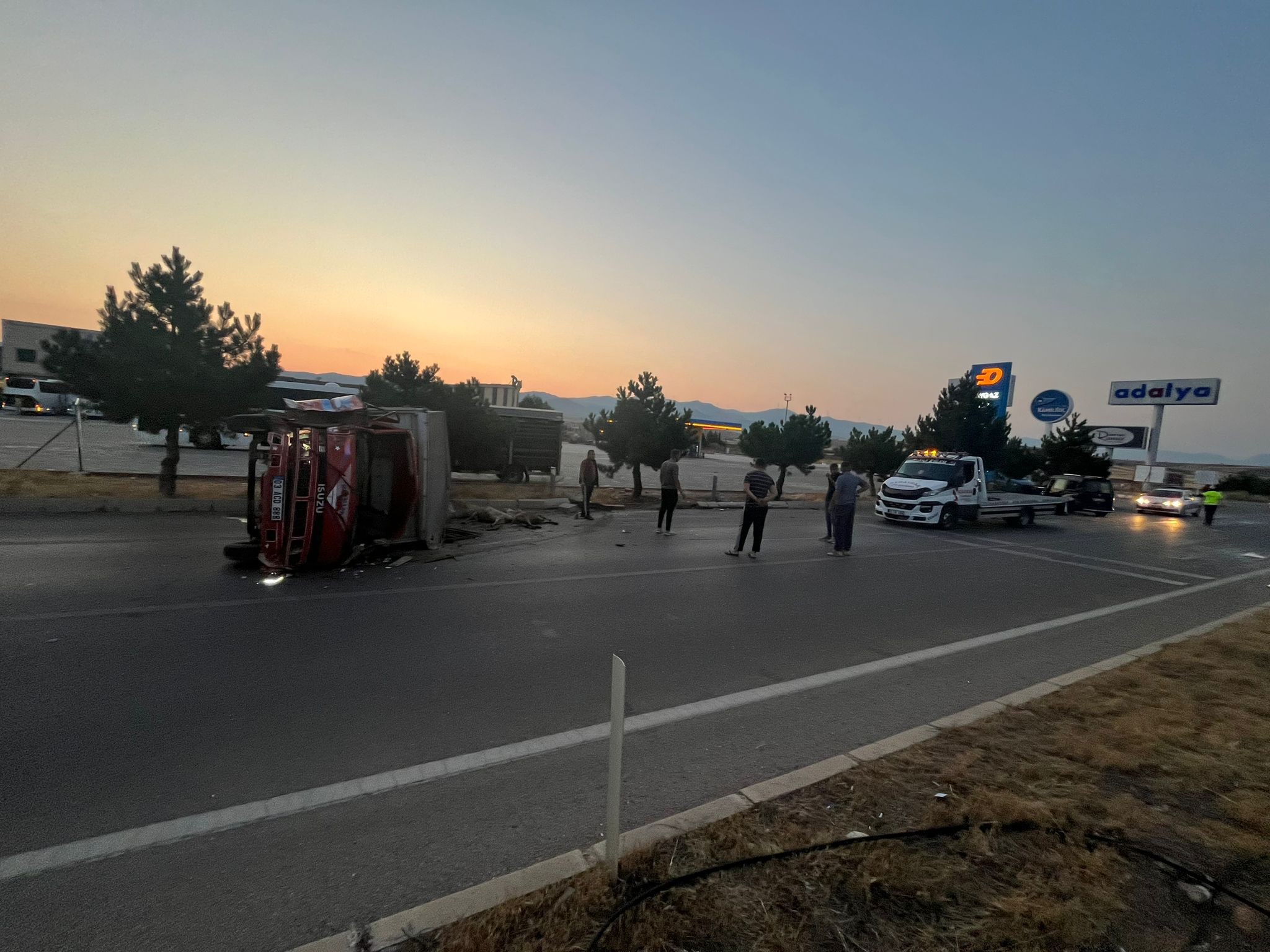 Otomobille kamyonetin çarpışması sonucu 5 kişi yaralandı