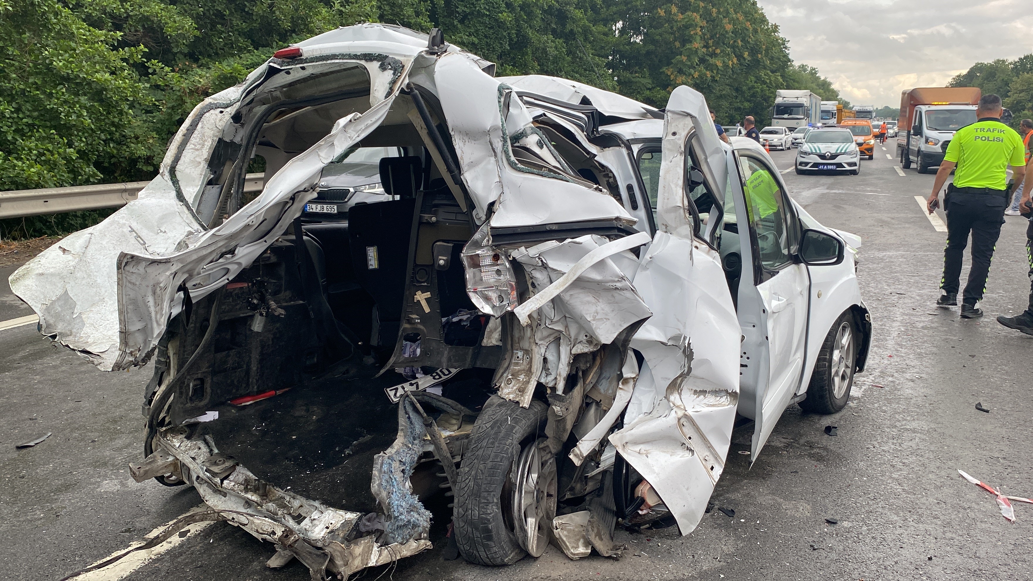 TEM'de minibüs ile hafif ticari araç kazası: 2 ölü 4 yaralı
