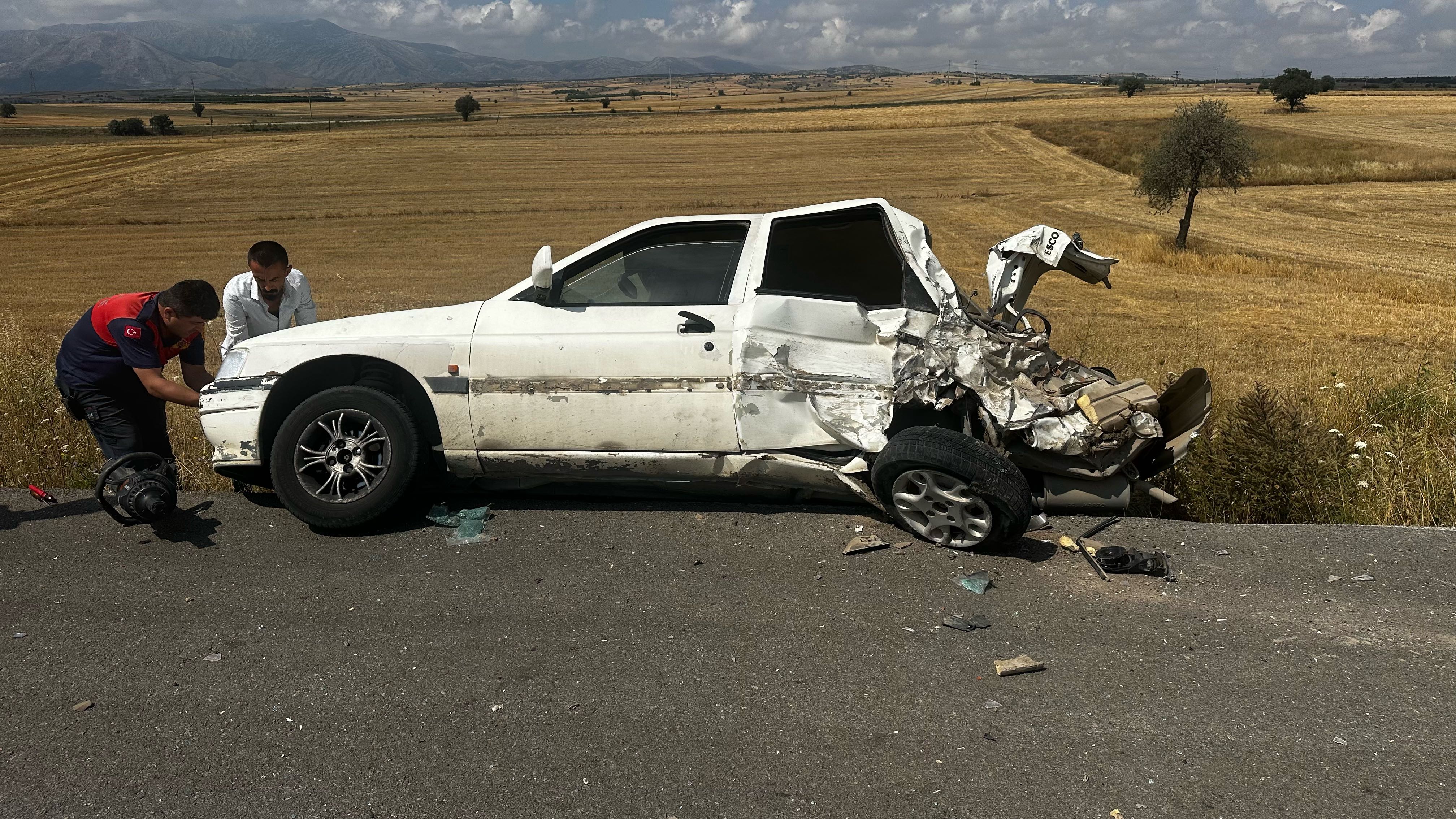 Isparta'da kamyonet ile otomobil çarpıştı: 2 yaralı