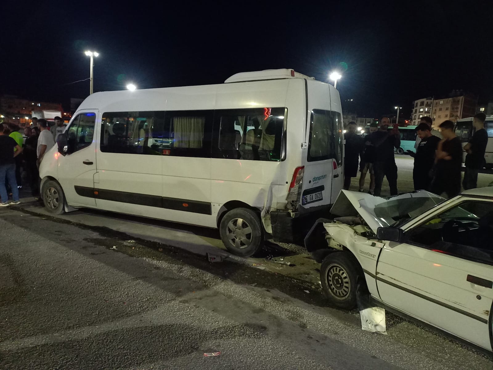 Manisa'da otomobil 3 araca çarptı: Yaralılar var