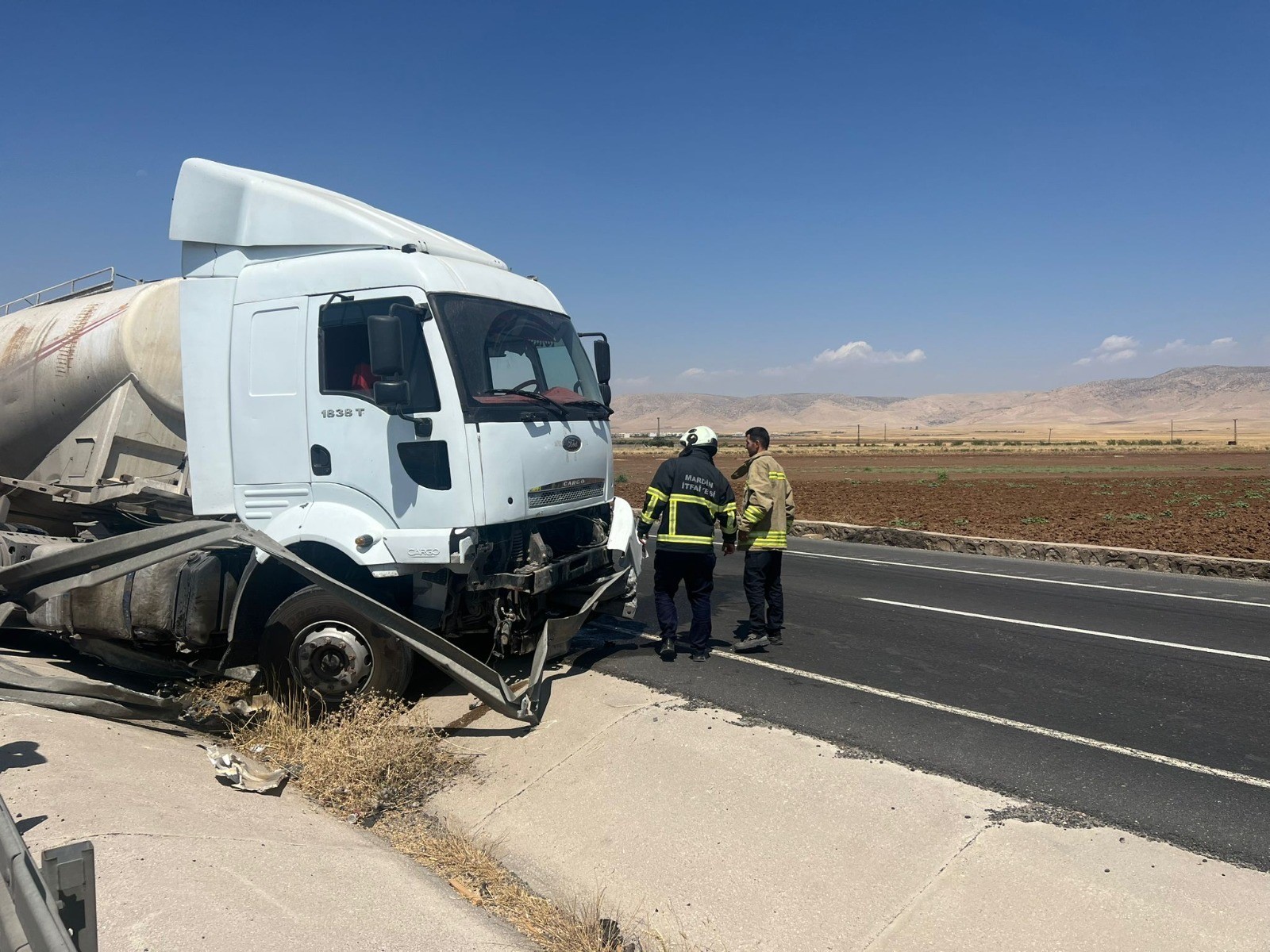 Beton mikseri demir bariyerlere çarparak durabildi