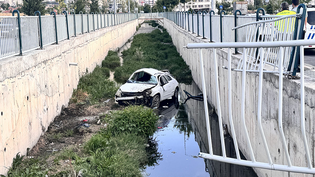 Otomobil su kanalına düştü