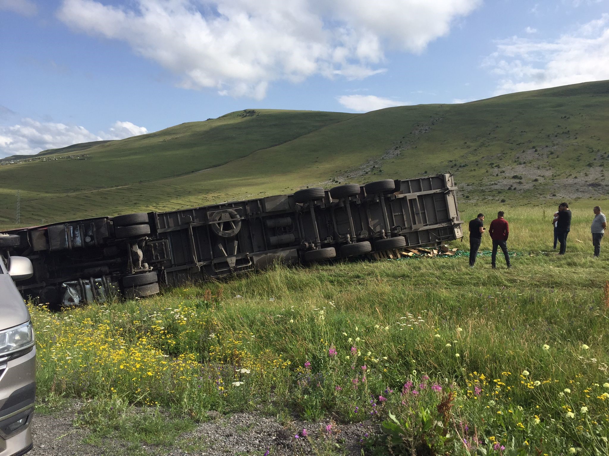 Ardahan'da tır devrildi