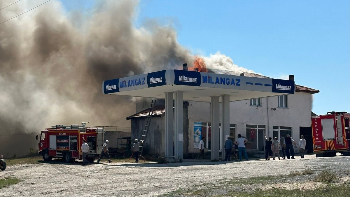 Çatı yangını büyümeden kontrol altına alındı