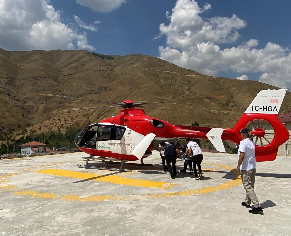 Van'da ambulans uçak küçük çocuk için havalandı