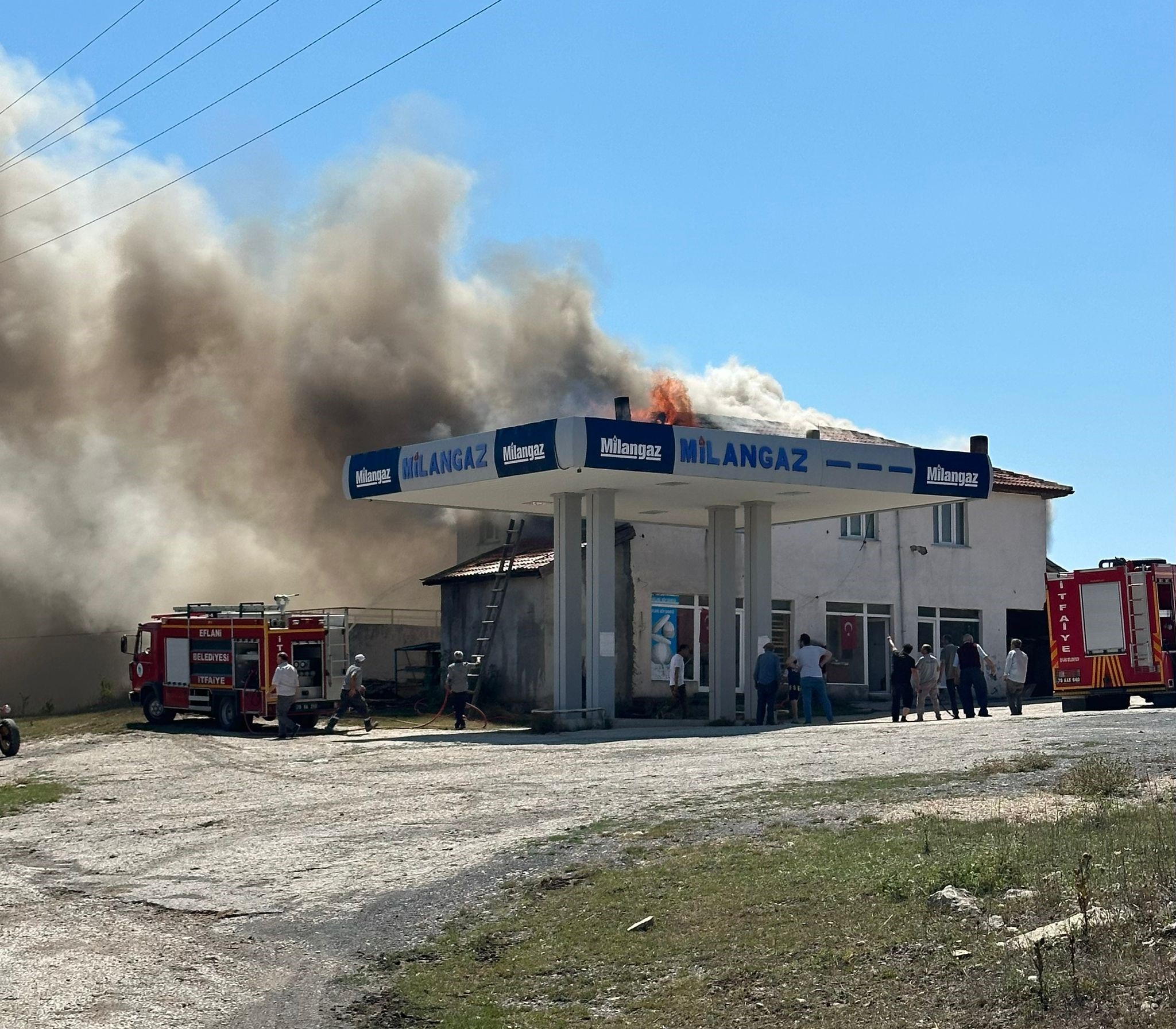 Karabük'te çatı yangını büyümeden söndürüldü