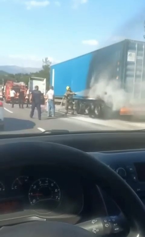 Bursa'da tırın dorsesi cayır cayır yandı