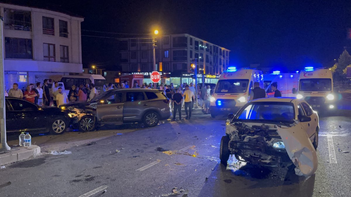 Yasak yerden U dönüşü zincirleme kazaya neden oldu: 7 yaralı