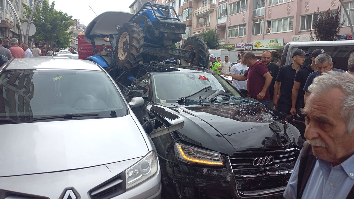 Freni boşalan traktör otomobilin üzerine çıktı: 1 yaralı