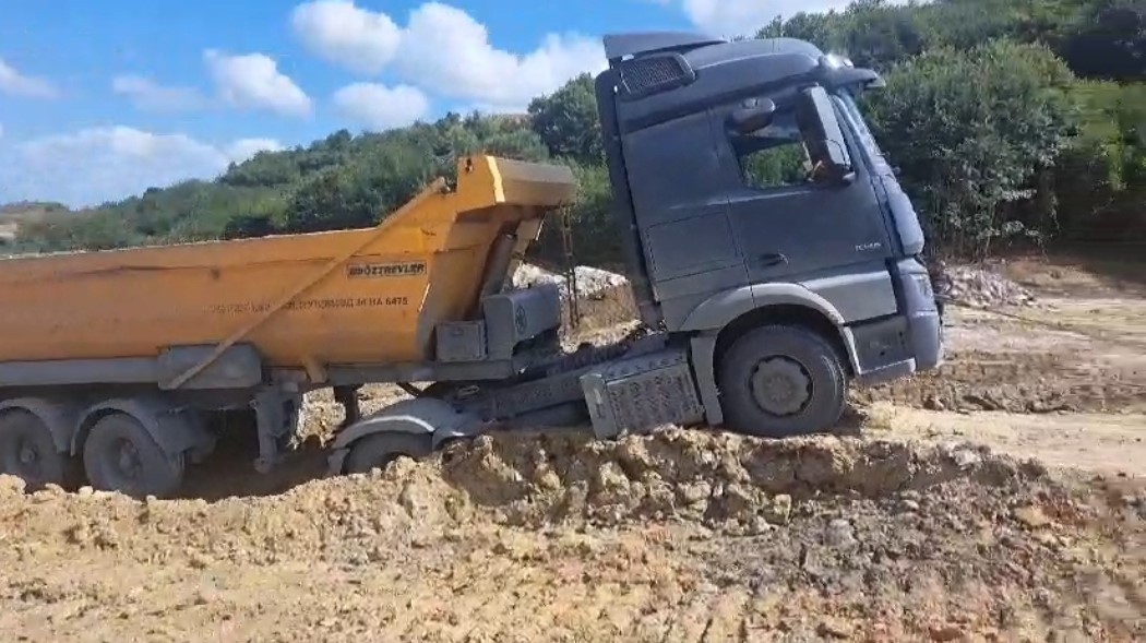 Toprak kayması sonucu 1 hafriyat kamyonu zarar gördü