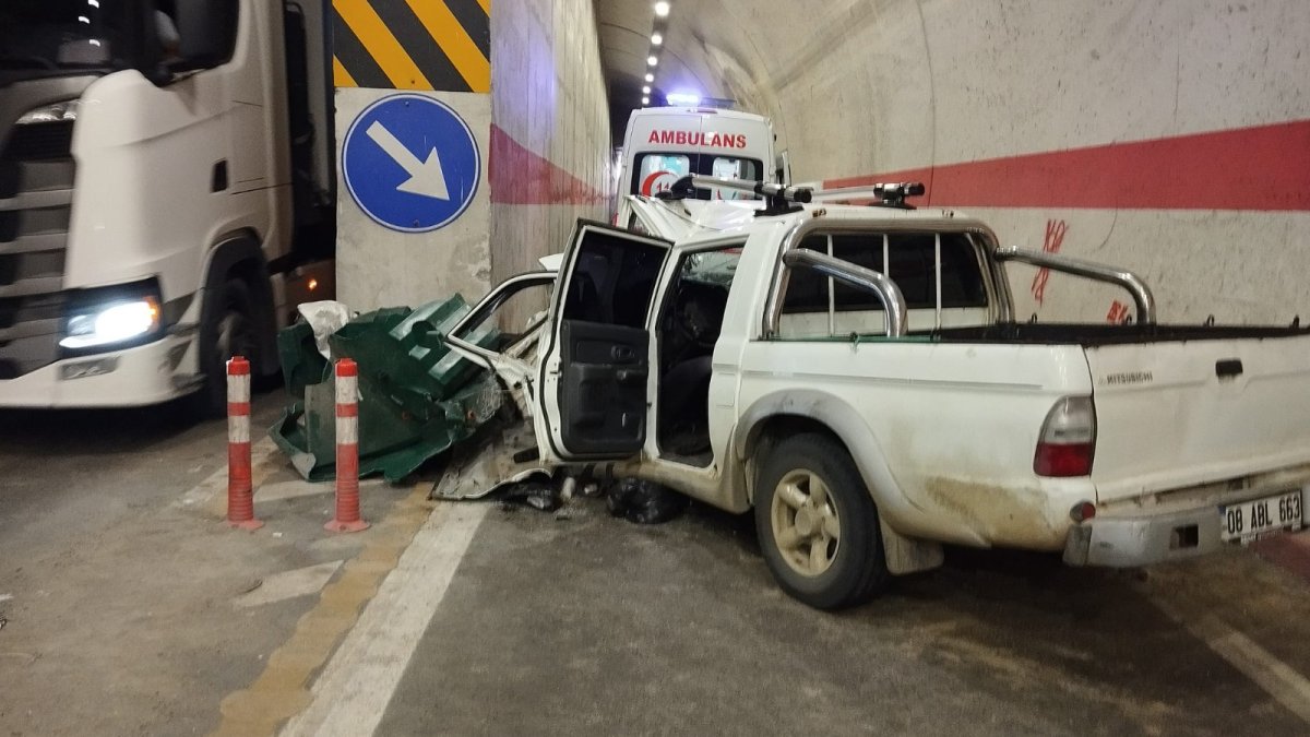 Yusufeli Tüneli'nde kamyonet duvara çarptı: 1 ölü, 2 yaralı