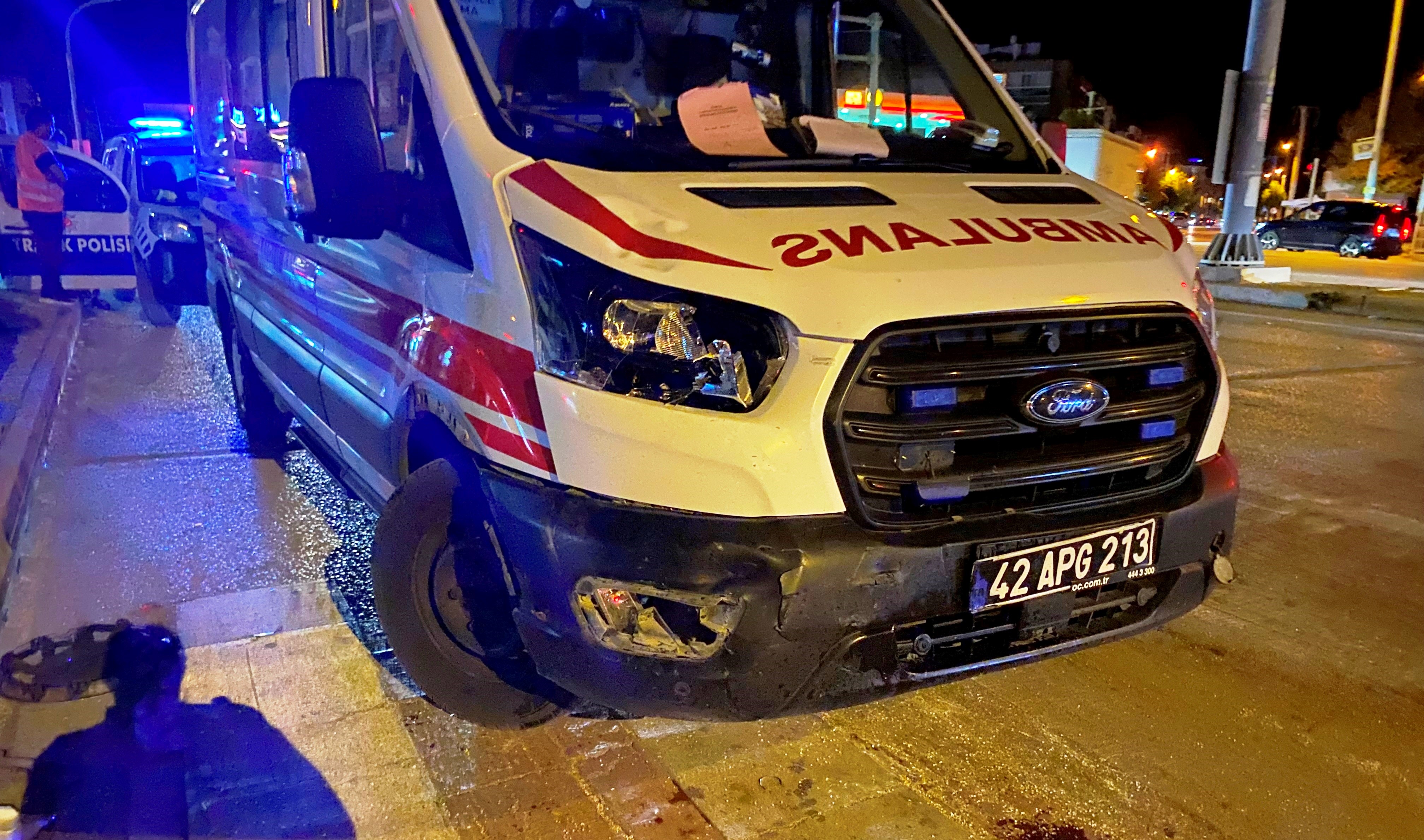 Konya'da ambulansla motosiklet çarpıştı: 1 yaralı