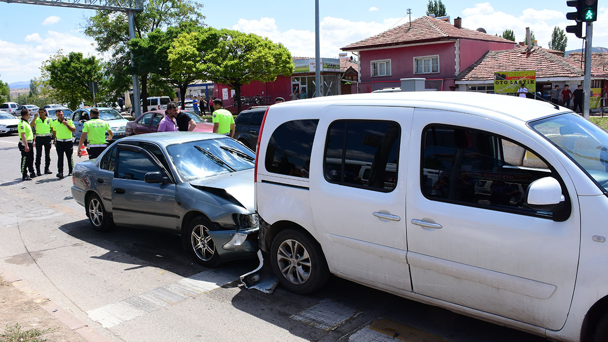 Otomobil polis aracına çarptı:  2'si polis 3 yaralı