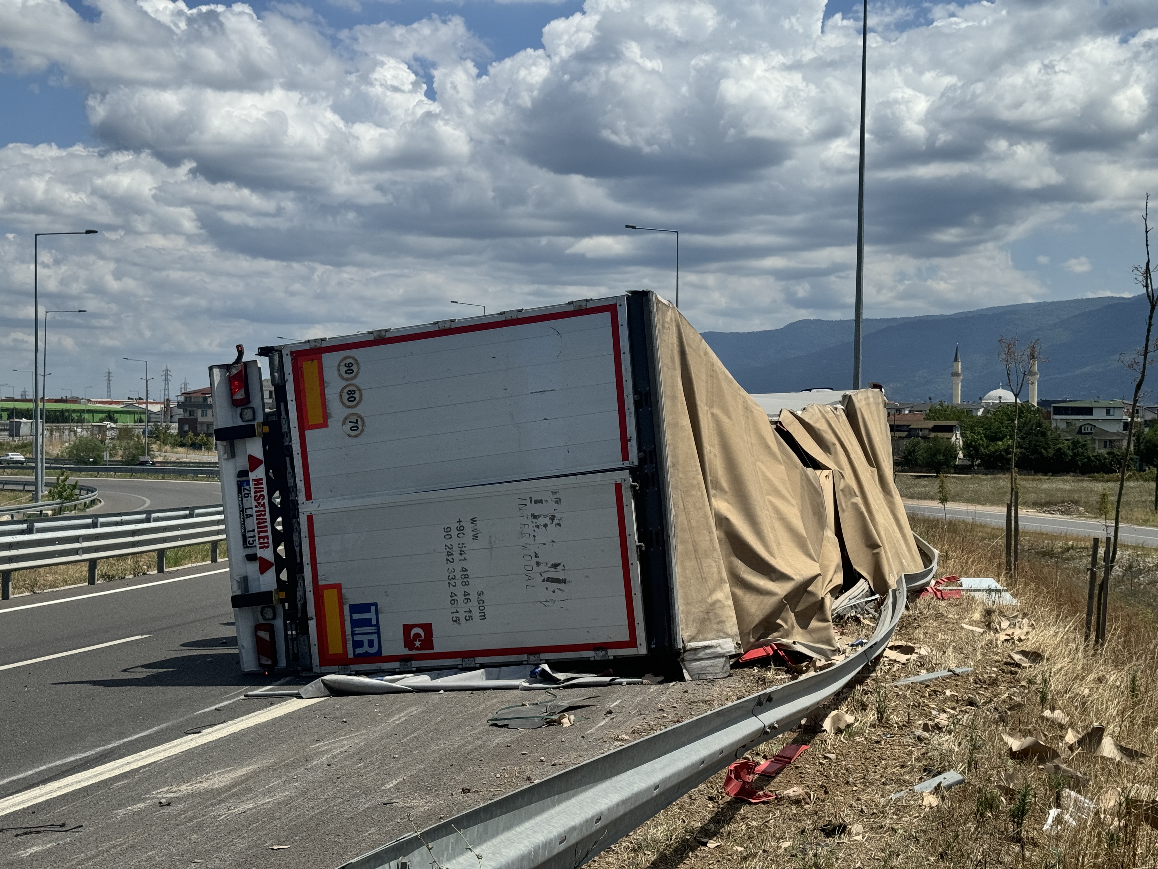 Anadolu Otoyolu’nda TIR devrildi