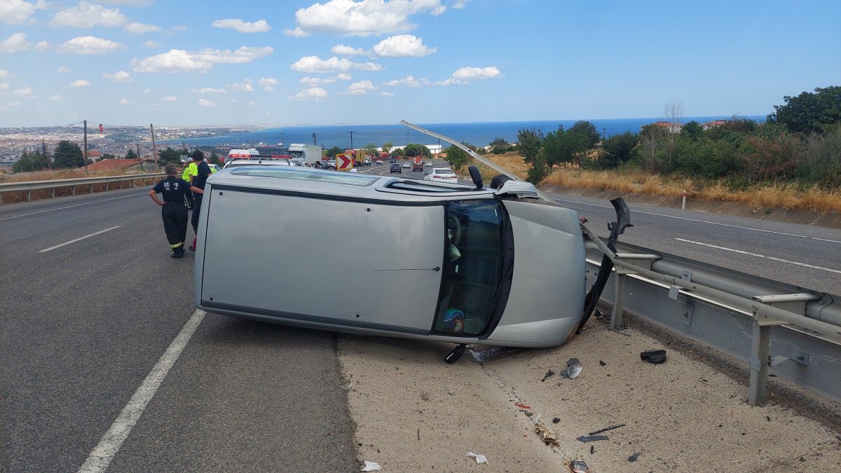 Tekirdağ'da devrilen araçtaki yolcular burunları bile kanamadan kurtuldu