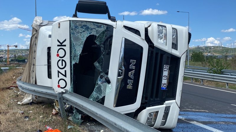 Kağıt rulo yüklü TIR devrildi: 1 kişi yaralandı