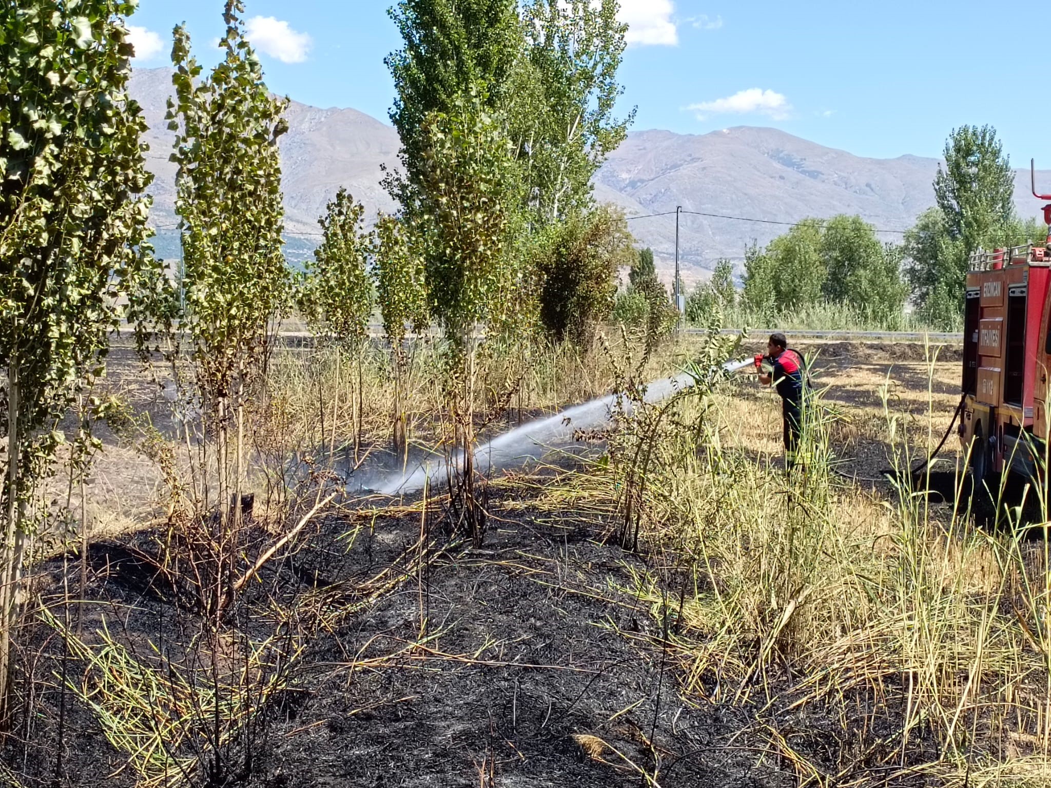 Erzincan’da örtü yangını