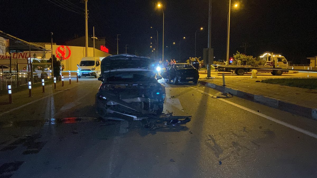 Karaman'da iki otomobil çarpıştı: 1 ölü, 5 yaralı